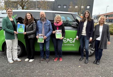Die Gutscheine für die Preise der Kultur-Radtour überreicht (von links) Eileen Stork von der Deer GmbH an Marie Siegrist, Michael Niedoba und Heike Schirrmann. Linda Wendel vom Künstlerduo „The Artpole“ und Monika Schweickert von der Geschäftsstelle Kulturregion freuen sich mit ihnen.