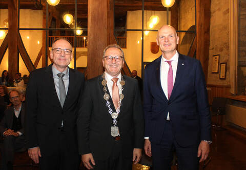 Über die neue Amtskette, die von der Oberderdinger Blanc &amp; Fischer Familienholding gestiftet wurde, freuen sich der erste Karlsruher Landesbeamte und Landratsstellvertreter Knut Bühler (von links), Bürgermeister Thomas Nowitzki undBlanc &amp; Fischer-Geschäftsführer Bernd Eckl.