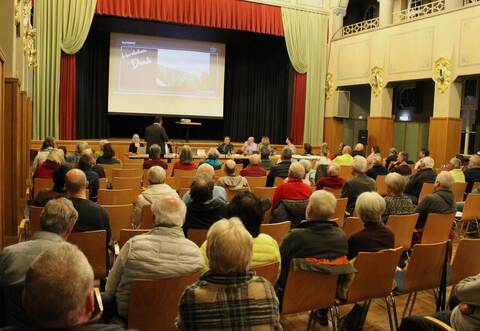 Im Kurhaus informiert die Verwaltung die Bürger, die selbst Fragen stellen durften.