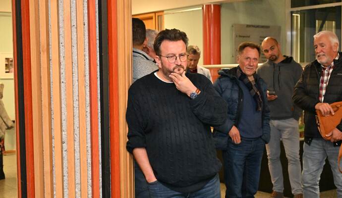 Was nun? Birkenfelds Bürgermeister Martin Steiner blickt angesichts der Wahlergebnisse am Sonntagabend im Rathausfoyer skeptisch. Neben ihm (mit Schal) der Birkenfelder Gemeinderat Hartmut Ochner, zusammen mit Steiner für die CDU im Kreistag.