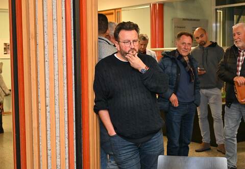 Was nun? Birkenfelds Bürgermeister Martin Steiner blickt angesichts der Wahlergebnisse am Sonntagabend im Rathausfoyer skeptisch. Neben ihm (mit Schal) der Birkenfelder Gemeinderat Hartmut Ochner, zusammen mit Steiner für die CDU im Kreistag.