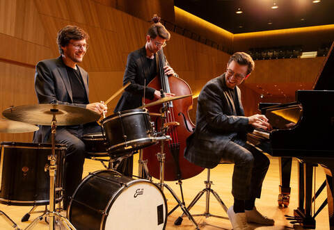 Meinhard „Obi“ Jenne (Schlagzeug), Jakob Krupp (Kontrabass) und Frank Dupree (Klavier) lassen Jazz und Klassik kreativ miteinander verschmelzen und begeistern damit ein internationales Publikum.