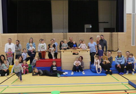 Begeistert von den neuen Geräten zeigen sich das Leitungsteam des Turnvereins und speziell des Kinderturnens ebenso wie die Kinder und die sie begleitenden Eltern. Zweite von rechts: die Turnvereins-Vorsitzende Sylke Schuster.