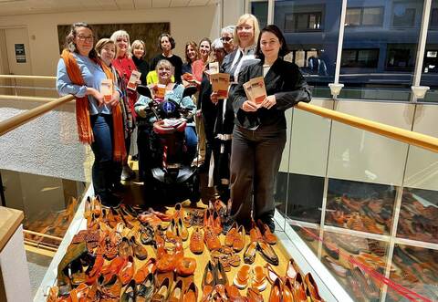 Nur Bakkar (Gleichstellungsbeauftragte der Stadt Pforzheim, vorne rechts) undKinga Golomb (Gleichstellungsbeauftragte des Enzkreises, links daneben) mit den Teilnehmerinnen des Aktionsbündnisses im Landratsamt.