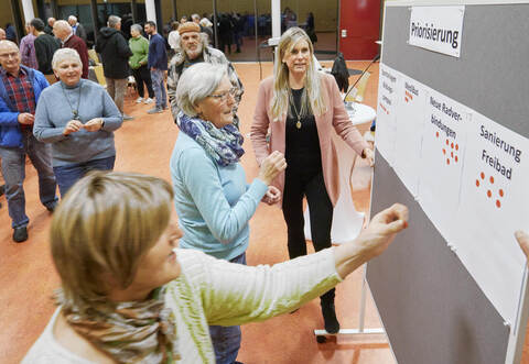 Einwohnerversammlung in der Schwarzwaldhalle.