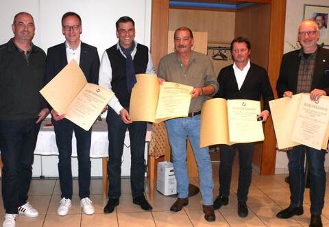 Mitgliederversammlung der Metall-Innung Pforzheim-Enzkreis: Geschäftsführer Matthias Morlock (von links) mit Obermeister Ulli Wetzel und dessen Stellvertreter Frank Herrmann, den geehrten Stefan Schröder und Jörg Bleiholder sowieThomas Hagenlocher, der zum Ehrenobermeister ernannt wurde.