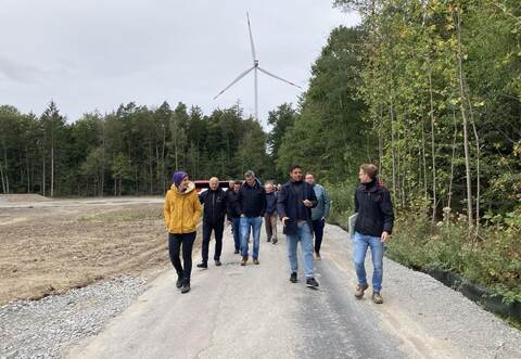 Großer Aufwand betrieb die Gemeinde, um über Windkraft zu informieren, hier die Exkursion zum Windpark in Sulzbach-Laufen bei Schwäbisch Hall.