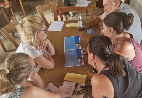 So wie hier Mitglieder des Reitvereins Göbrichen können auch andere Vereine aus der Region zusammen mit dem Jugendamt des Enzkreises individuelle Konzepte zum Schutz von Kindern und Jugendlichen vor sexualisierter Gewalt im Verein erarbeiten.