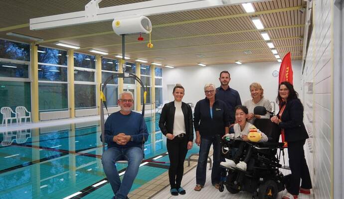 Thorsten Gieske, Elena Obert, Bärbel Lamprecht, Bürgermeister Thomas Maag, Samira Rasuli (sitzend), Yvonne Alvarez und Claudia Zachmann (von links) freuen sich über den neuen Lifter im Ersinger Hallenbad. Roller