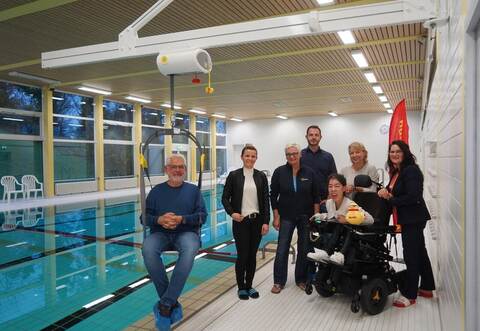 Thorsten Gieske, Elena Obert, Bärbel Lamprecht, Bürgermeister Thomas Maag, Samira Rasuli (sitzend), Yvonne Alvarez und Claudia Zachmann (von links) freuen sich über den neuen Lifter im Ersinger Hallenbad. Roller