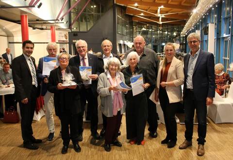 Seit der Gründung 1999 bei der FWV Remchingen mit dabei sind die Mitglieder,die hier – eingerahmt von Nachbar-Bürgermeister und Kreisrat Steffen Bochinger (links), Rathauschefin Julia Wieland, Vorsitzendem Rolf Schönhaar (beide rechts),geehrt werden: Herbert Milic, Christa Kröner-Kußmaul, Wolfgang Oechsle, Ernst Beck, Inez Scheufler, Margarete Kunzmann, Theo Müller. (von links). Zachmann