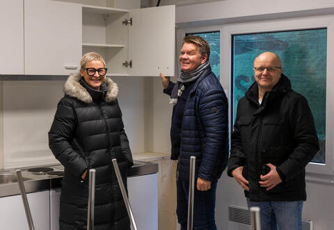 Bauamtsleiterin Sandra Koller, Bürgermeister Thomas Zeilmeier und Hauptamtsleiter Thomas Ruppender (von links) inspizieren die neue Gemeinschaftsküche.
