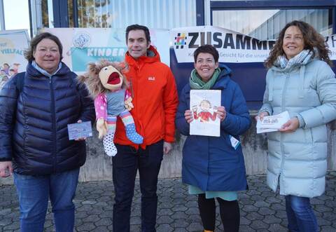 Die für Kitas und Schulen zuständige Rathausmitarbeiterin Anke Kranzl,Bürgermeister Steffen Bochinger, Sabrina Bogner-Rudolf vom Inklusionsrat undSabine Reister von der Kita „Farbklecks“ (von links) freuen sich, dass sie mit ihrerAktion Kinder erreichen konnten.