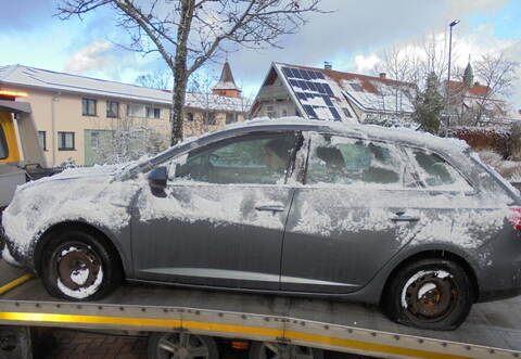 Alle vier Reifen sind platt: Das Auto von Bürgermeister Schaack wurde beschädigt.