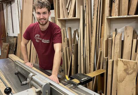 In seinem Element ist Schreiner Ruben Keitel an seinem Arbeitsplatz in der Knittlinger Störrmühle. Hier bedient er den Abrichthobel.