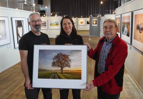 Rüdiger Gruner, Kathrin Schlösser und Edmund Trumpp (von links) sind nur drei der 16 Künstler, die ihre Fotografien in der Königsbacher Festhalle ausstellen.