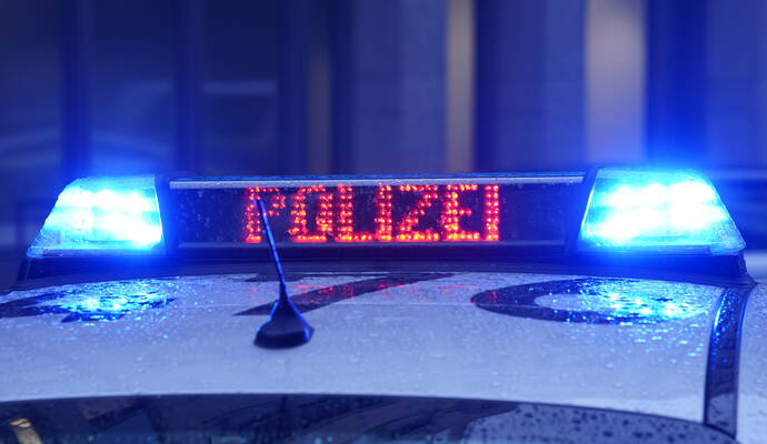 Ein Mann in einer psychischen Ausnahmesituation hat für einen Polizeieinsatz in Göbrichen gesorgt. Foto: picture alliance/dpa | Marcus Brandt Ein Polizeiauto steht vor einem Gebäude (Symbolbild)