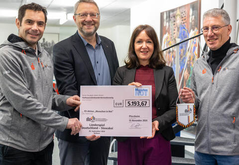 Stolz aufs Länderspiel in Keltern und stolz auf die Spendensumme: Kelterns Steffen Bochinger (links) und Unterreichenbachs Carsten Lachenauer (rechts) überreichten den Erlös des Spiels für die Nationalelf der Rathauschefs an den Vorstand der PZ-Hilfsinitiative „Menschen in Not“ mit Alexander Heilemann und der Co-Vorsitzenden Susanne Knöller.