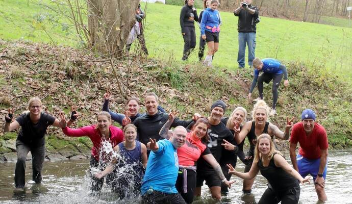 Beim Spendenlauf zur Anschaffung eines Defibrillators galt es auch Herausforderungen anzunehmen, wie zum Beispiel das Durchquere Beim Spendenlauf zur Anschaffung eines Defibrillators galt es auch Herausforderungen anzunehmen, wie zum Beispiel das Durchqueren der Würm, das trotz der einstelligen Temperaturen für jede Menge Spaß sorgte.