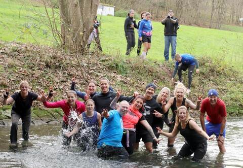 Beim Spendenlauf zur Anschaffung eines Defibrillators galt es auch Herausforderungen anzunehmen, wie zum Beispiel das Durchqueren der Würm, das trotz der einstelligen Temperaturen für jede Menge Spaß sorgte.