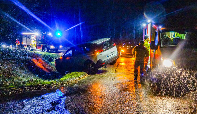 Die Fahrerin des Wagens war bei einem Wendemanöver in einen Grünstreifen geraten. Die Fahrerin des Wagens war bei einem Wendemanöver in einen Grünstreifen geraten.