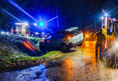 Die Fahrerin des Wagens war bei einem Wendemanöver in einen Grünstreifen geraten.