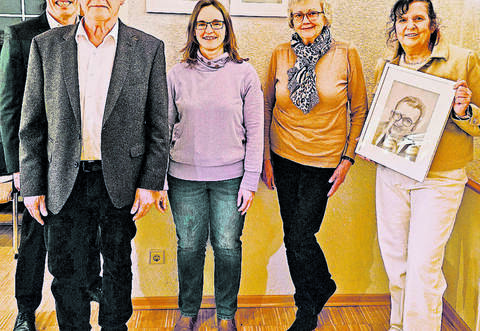 Bürgermeister Carsten Lachenauer, Walter Hauff, Karina Kober, Gisela Kuhlmann und Birgitt Schmid (von links) freuen sich über die neuen Bilder.