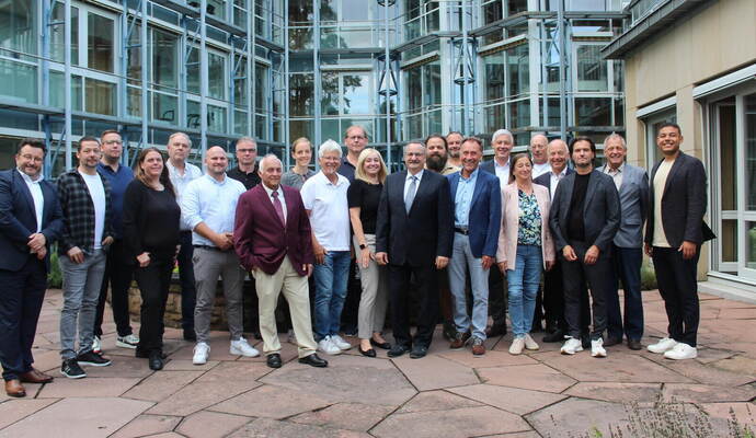 Andreas Weizenhöfer und Bernd Vollmer (markiert, von links) haben den neuen Birkenfelder Gemeinderat, der in dieser Besetzung am 23. Juli bis 2029 auf sein Amt verpflichtet worden ist, ein Vierteljahr später schon wieder verlassen.