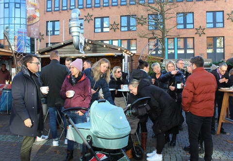 Schon am Mittwoch um die Mittagszeit zieht der Mühlacker Weihnachtsmarkt bei seiner Eröffnung zahlreiche Besucher an.