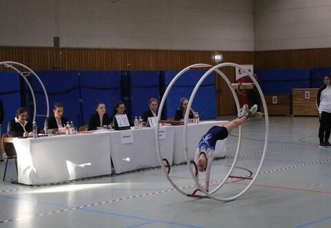 Nahezu artistisch: Turnerinnen und Turner bei den landesweiten Rhönrad-Wettkämpfen.
