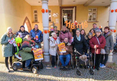 Vor der Gemeindebücherei in Ispringen haben sich Bürger zum Internationalen Tag gegen Gewalt an Frauen versammelt.