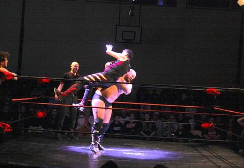 Beim „Wrestle War XV“ geht es im Ring heftig zur Sache.