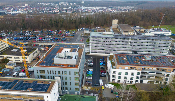 Das Areal der RKH Klinik Mühlacker ist zuletzt gewachsen – etwa um eine Kurzzeitpflege (rechts mit weißer Fassade) und ein Ärzte RKH Krankenhaus Mühlacker Drohne