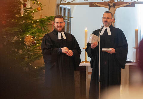 Pfarrer Marcus Kalkofen (rechts) – hier bei der Verabschiedung von Vikar Joachim Fritz 2023 – verlässt die St.-Andreas-Gemeinde.