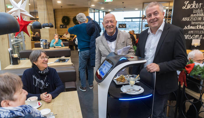 Roboter bedient ab sofort Gäste im Möbelzentrum Pforzheim
