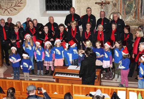 Alle Chorgruppen singen unter der musikalischen Leitung von Mikhail Melnokovzusammen „Leise rieselt der Schnee“.
