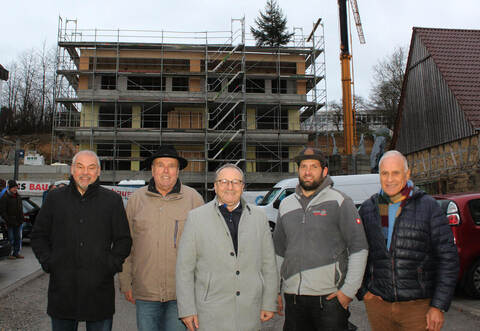 Beim Richtfest freuen sich am Dienstag Dieter Motzer, Günther Meerwarth, Bürgermeister Thomas Nowitzki, Tim Götz und Wolfgang Hagenbuch (von links), dass das neue Oberderdinger Mehrfamilienhaus im Juni fertiggestellt sein soll.