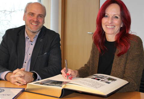 Tanja Höschele trägt sich ins Goldene Buch der Gemeinde ein.
