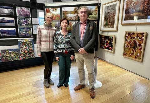 Über den großen Zuspruch bei der Kunstausstellung freut sich das Organisationsteam: Die Ukrainerin Olena Shanina und ihre Landsfrau, Innenarchitektin Iryna Sadova, sowie Dieter Maier (von links).