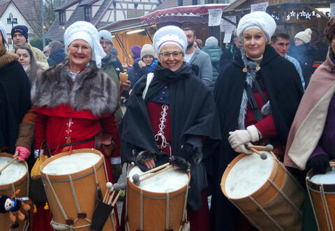 Die fünf wackere Trommlerinnen der „Tamburi Carini“.
