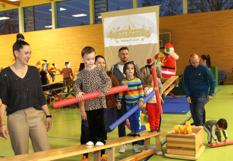Seiltanzakrobatik zeigen die Jüngsten im Ötisheimer TSV bei ihrer Kinderturnweihnachtsfeier.