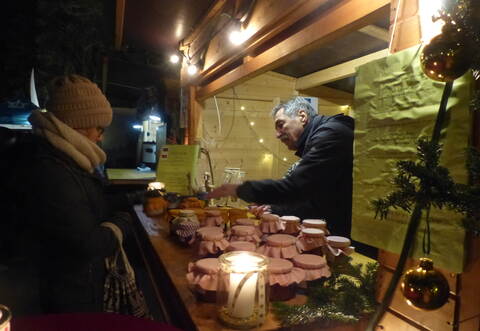 Viele Kunsthandwerker locken mit ihren Produkten.