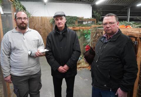 Zusammen mit zwei aktiven Züchtern freut sich der Kreisvorsitzende BernhardLauinger (Mitte) über den großen Bereich für Ziergeflügel, den es dieses Jahr bei der Kreisschau in Königsbach-Stein gegeben hat.