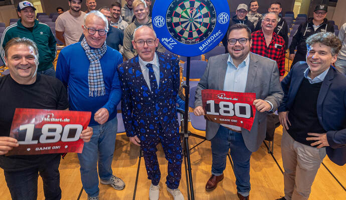 Die Vorfreude wächst: Organisatoren wie Kieselbronns Rathauschef Heiko Faber (vorne von links), sportlicher Turnierleiter Bernd Auslosung Dart WM FC Kieselbronn