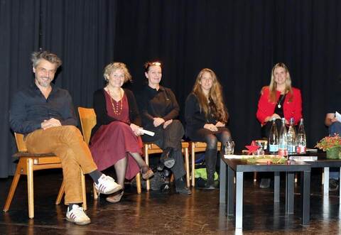 Beraten, wie es in Zukunft mit der Theaterschachtel Neuhausen weitergeht: Schauspieler Andreas Jendrusch (von links), Anne von der Vring, Doris Möhrle, Annette Rabe (beide Trägerverein), Bürgermeisterin Sabine Wagner, Oliver Köppe (Vorsitzender Förderverein), Frank-Ulrich Seemann, Jonas Spaleck (Techniker in der Theaterschachtel) und Grudrun Augustin-Eble, zweite Vorsitzende des Fördervereins.