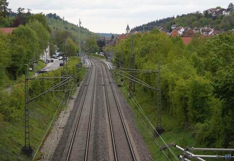 In Ispringen führt die Bahnstrecke mitten durch den Ort. Im Gemeinderat befürchtet man, dass Lärmschutzwände die Teilung noch verstärken könnten.