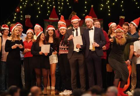 Zum Schluss stehen alle Mitwirkenden noch einmal auf der Bühne, um gemeinsam Weihnachtslieder zu singen.