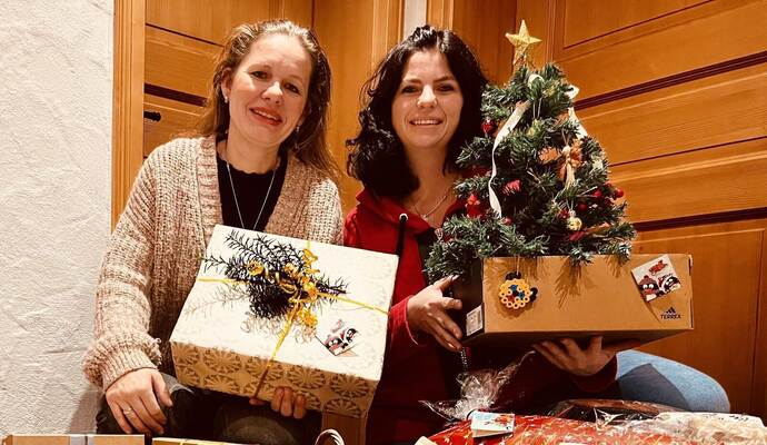 Denise Kröll, links, zusammen mit ihrer Freundin Pascale Göhring organisierten die Wunschzettel Aktion in Niefern-Öschelbronn.