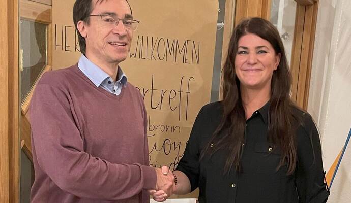 Die Landesvorsitzende der Freien Wähler, Sylvia Rolke, gratuliert Martin Handel zur Wahl. Die Landesvorsitzende der Freien Wähler, Sylvia Rolke, gratuliert Martin Handel zur Wahl.
