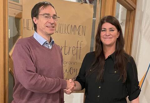 Die Landesvorsitzende der Freien Wähler, Sylvia Rolke, gratuliert Martin Handel zur Wahl.